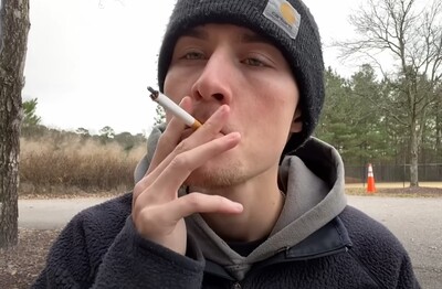 Лечение зависимости от табакокурения в Богдановиче Мужчина с сигаретой делает затяжку