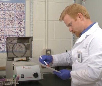 Клиника лечения наркозависимости в Богдановиче Врач в кабинете клиники