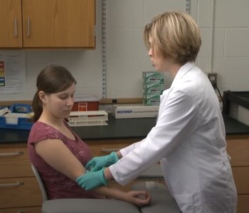 Лечение зависимости от аптечных препаратов в Богдановиче Врач делает инъекцию пациентке