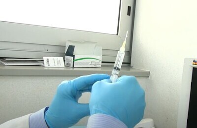 Проведение кодирования Вивитролом в Богдановиче Шприц с Вивитролом в руках у врача